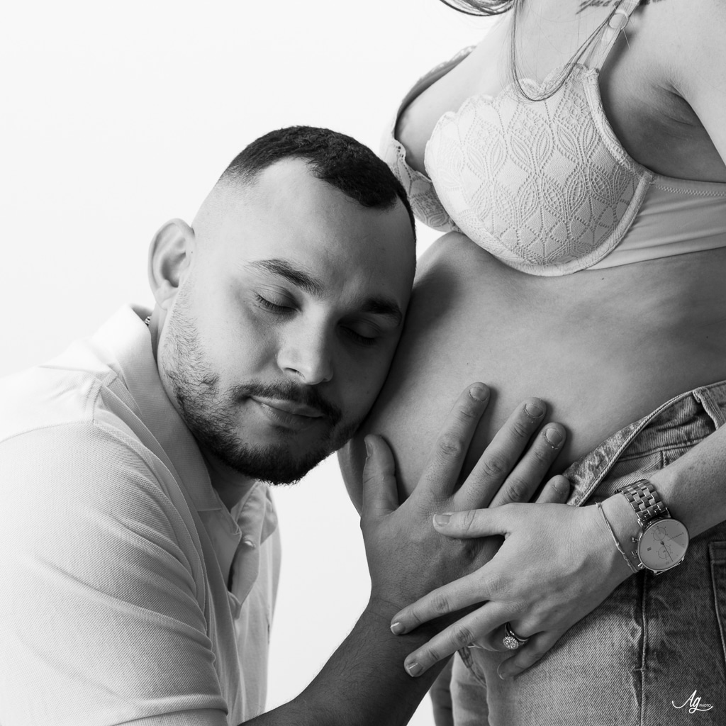 Photo grossesse en studio, fond blanc